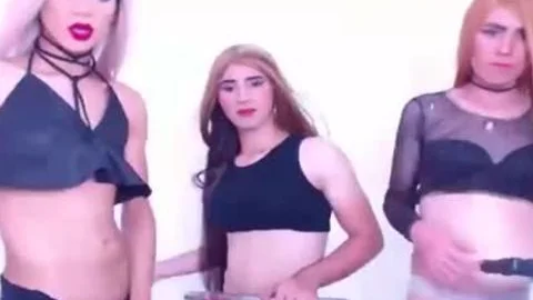 unartige Ladyboys ziehen sich aus und wichsen Schwanz