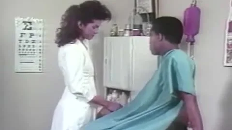 Vintage kompliziert die Zeit. Kranker Patient geht zum Transsexualen-Arzt.