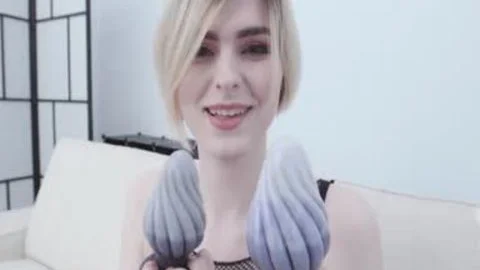 Ella Hollywood testiert Butthole Plug Iceam L und XL. Wird das Baby alles in den Arsch nehmen können? Wunder Dildo handgemachte Analdildos