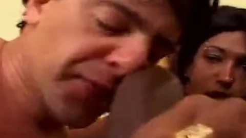 Schwarze T-Girl liefert einige schmerzhafte Arschbeats
