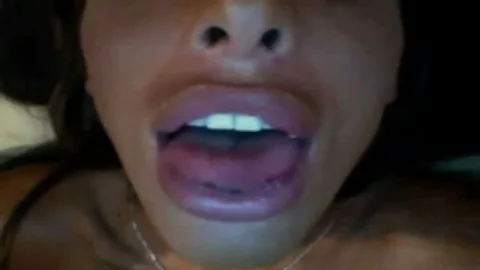 Wahnsinnig schönes blauäugiges Mädchen live