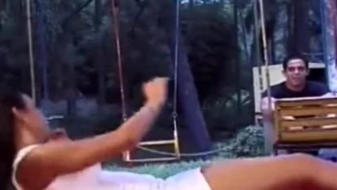 Brüstige Lady fickt im Garten