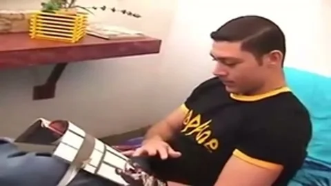 Tätowierte Lady wird von einem Twink gefickt