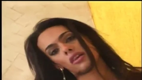 ella es flaca y traviesa