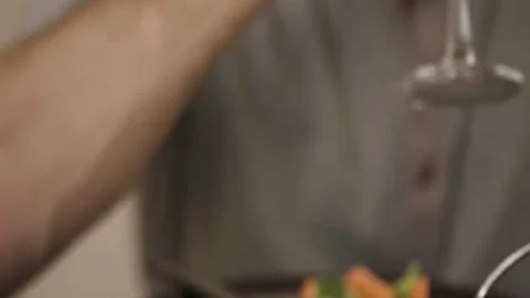 Blonde Transfrau Ryder Monroe saugt geschickt den Schwanz von Allie