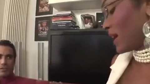 Sie trägt blasse Legging und ist in heftiger Aktion