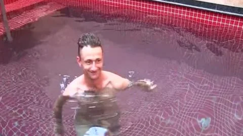 Kinky-Shemale Larissa Albuquerque nagelt um nackt herum