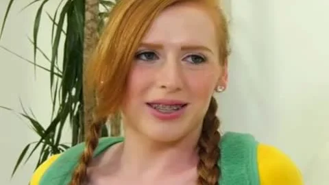 Babysitter peliroja con coleta recibe estimulación oral