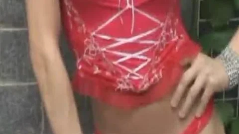 Blonde saftige Ladyboy machen orale Stimulierung mit einer Wendung