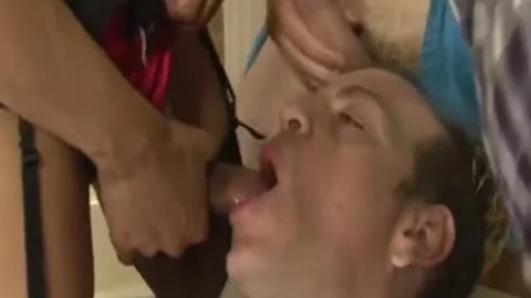böse Shemale-Dildo-Sex mit Abspritzen