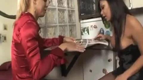 Lad kommt, während zwei Sheboys ihn doppelpenetrationieren