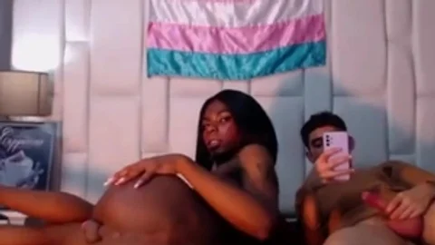 Dünnes schwarzes kolumbiisches Shemale-Playgirl erhält Oralsex von ihrem weissen Teenager vor der Webcam