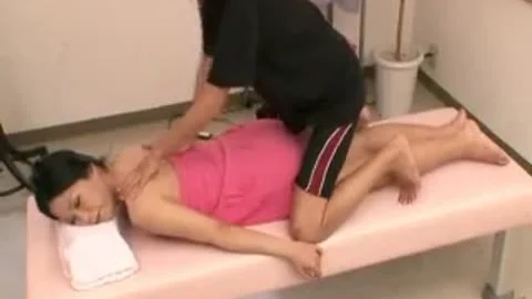 Lustige dünne Shemale hat eine Lüsternen Massage Therapeutin, die saugt und fickt