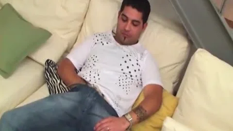 Schlampe Shemale und hübsche Hure liegen auf dem Sofa Und warten darauf, dass sein Sperma explodiert