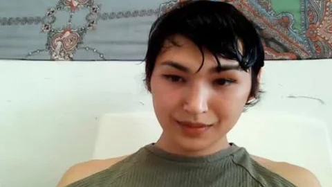 Die schamlose Halb-Koreanerin Sarah Jae Schwartz spielt in einem noblen Oberteil