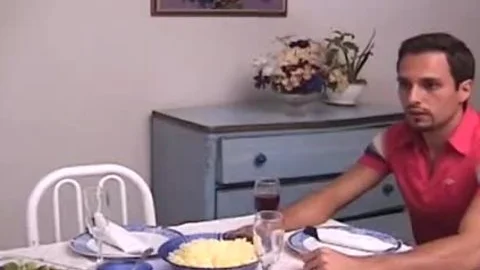 Einsamer Junge ruft einen aufgeregten Ladyboy an