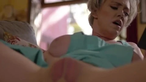 Büstenreiche MILF bekommt ihren saftigen Kuchen von der trans Frau Nachbarin gebohrt