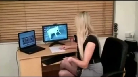 obszöne Blondine transsexuelle schaut sich Porno an und masturbiert