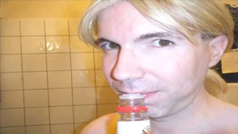 Ladyboy in Gelb gekleidet