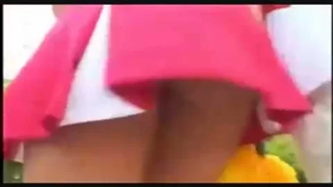 CHEERLEADER SPIELT „BALL“