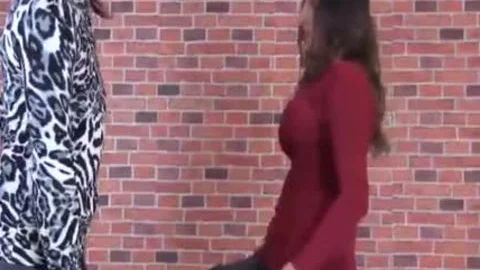 Schlampe MILF-Göttin knallt masturbierende Fernseher mit straffem Arsch und riesigem Strap-On-Penis