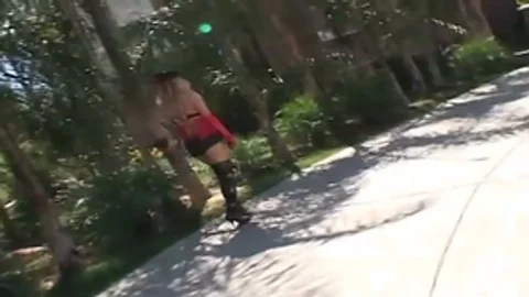 Büstenblonde Lady-Mann zieht seinen Schwanz raus und streichelt ihn