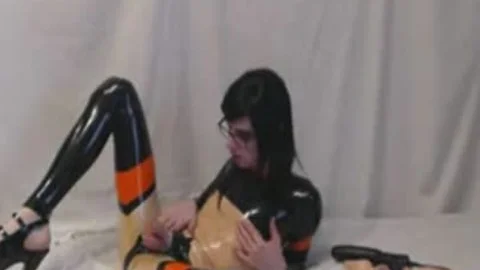 Ladyboy spielt mit Keuschheits-Toys, bekommt einen Orgasmus und ejakuliert in die Hose