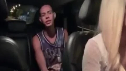 Chica trans rubia predador taxista recoge a un chico de la calle x