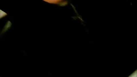 Geiles Transgirl in Gummimönchinnenrobe trinkt ihr eigenes Sperma