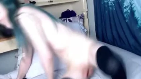 Emo-Pussymann spielt mit ihrem vibrierenden Spielzeug