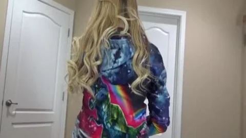 Camgirl peggt einen transvestiten während der pride-woche mit regenbogenpenis