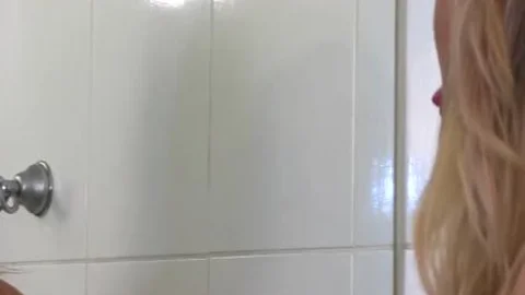 Kleine Schwanzshelady Bella Atrix Arschgefickt ohne Kondom