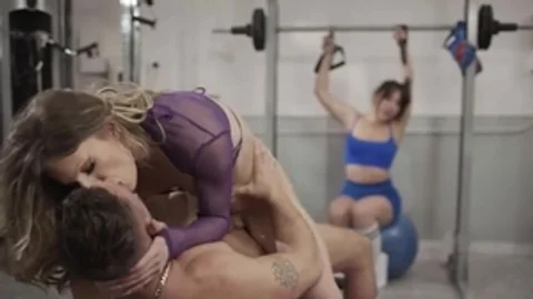 Fitnessstudioprofessor wird von seinem Ladyboy-Studenten anal gefickt