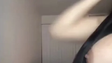 Twerkende kurvige Ladyboy befriedigt sich selbst