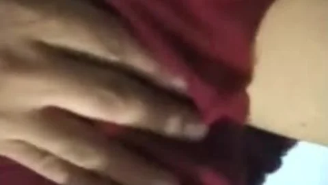 Minderjährige Transsexuelle wichst sich selbst, während sie in den Nacken geküsst wird