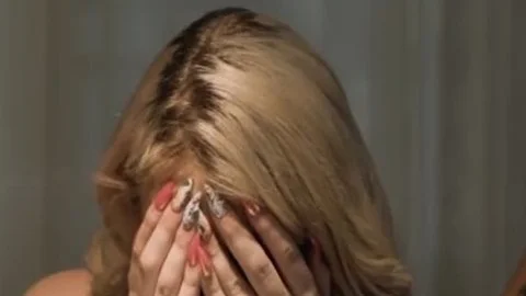Lüstiger Offizier genießt es, die Transsexuelle Aspen Brooks auf dem Tisch zu ficken