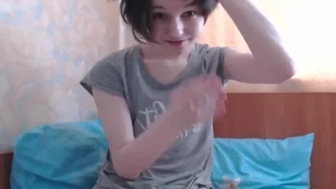 Mâle féminin maigre se masturbe.