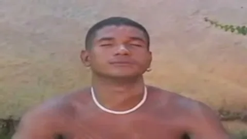 Eine dünne Ladyboy auf grünen Rasen nageln