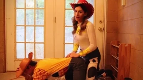 Cosplay Dildo-Geschichte Sheboy Jessie fickt Woody