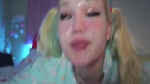 Sissy-Blonde-Wimpern Gesichtsfick