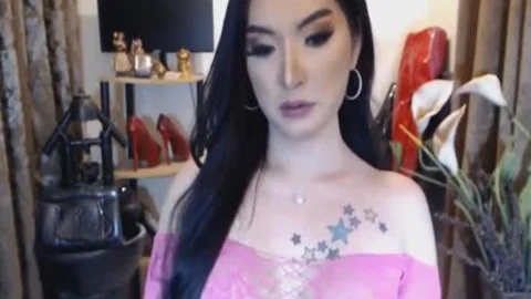 Pinay Ladyboy wichst und kommt hart ab