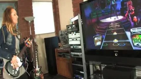 Khloe Hart spielt Gitarre Helden