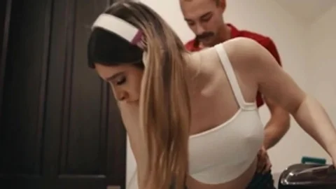 Kranker Perverser knallt seinen Trans-Babysitter ohne Schutz