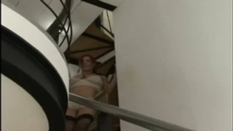 Michael wird von vier leckeren Shemale geweckt