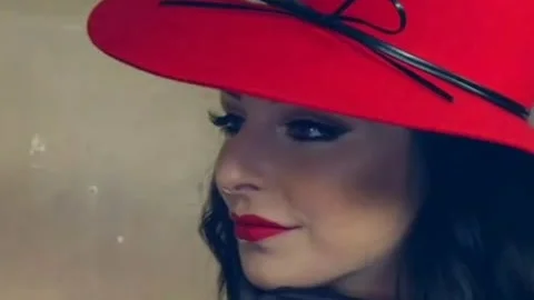 Lady in Rot bohrt einen Kerl
