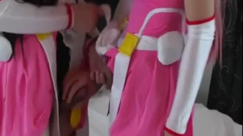 Cosplay-Jungs spielen