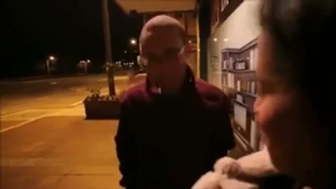 Sexturiger Kerl fickt eine tittige Transsexuelle Hure