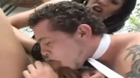 Dame mit kleinen BH-Freunden mag es, einen Blowjob zu geben