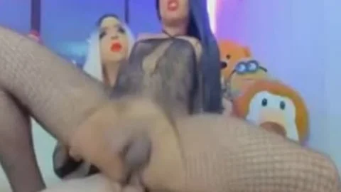 Sieh, wie diese Lady einen Schwanz verschlingt