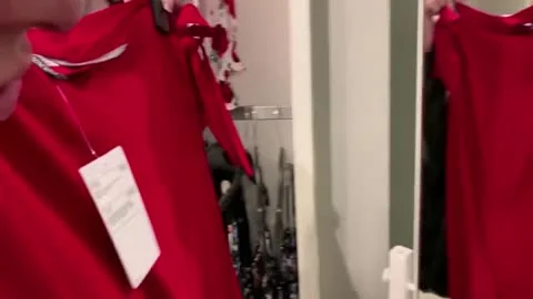 Eine Transfrau in einer Umkleidekabine abgesaugt